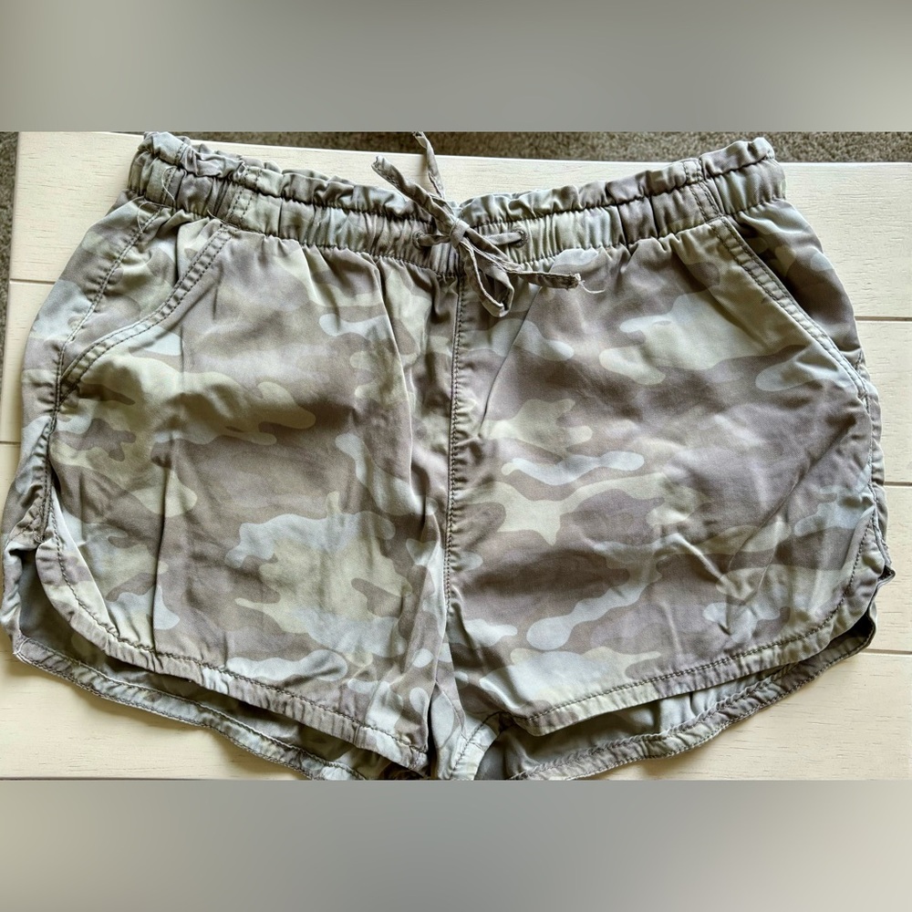 American Eagle Camo Elastic Waist Shorts